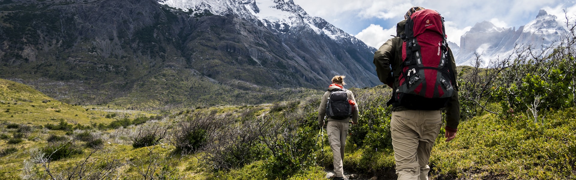 丛林徒步穿越场景，徒步爱好者在热带雨林中使用装备穿越的纪实画面