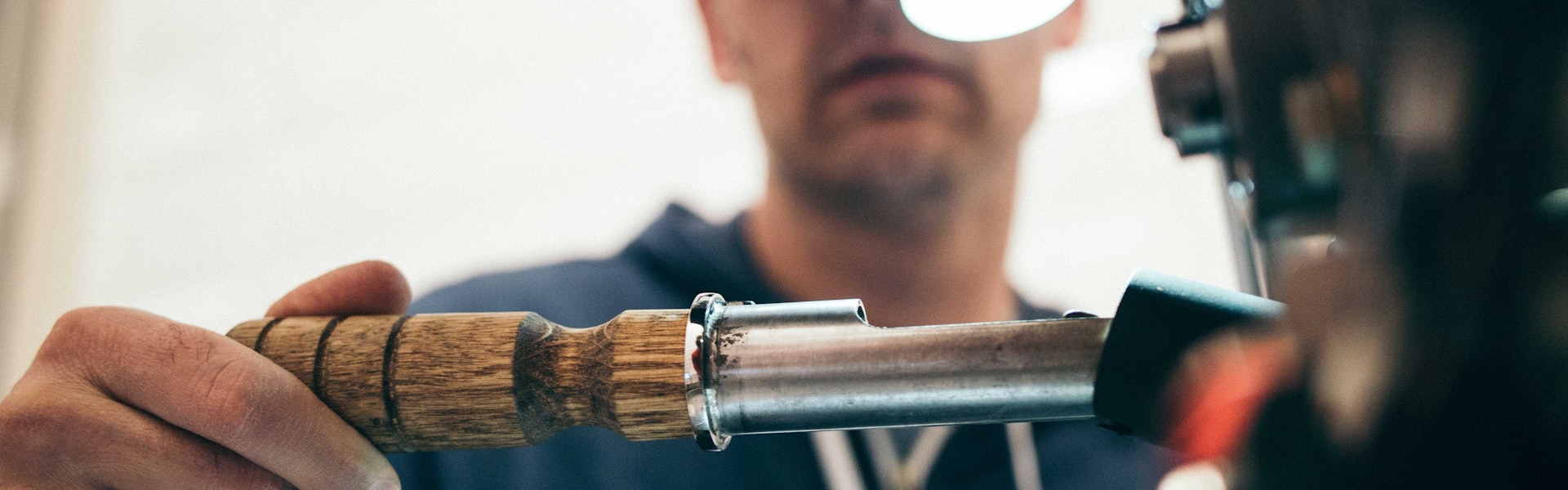 高海拔登山场景展示，登山者佩戴专业装备在雪山攀登